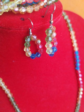 Conjunto collar, pulseras y pendientes