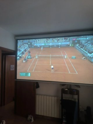 Proyector y pantalla de cine