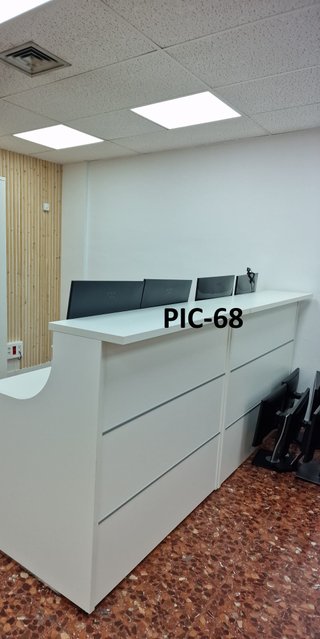 Mostrador de recepción blanco