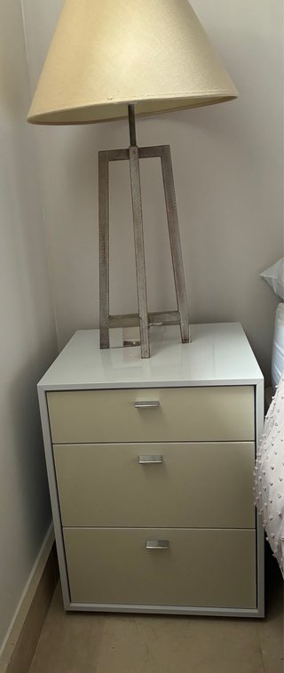 Mesitas de noche beige y blancas Dos unidades