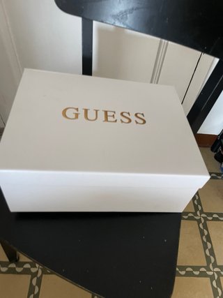 Caja de zapatos Guess blanca