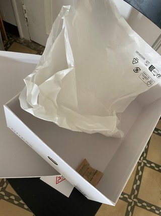 Caja de zapatos Guess blanca