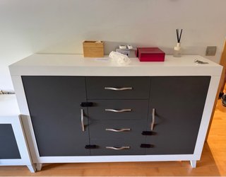 Mueble de salón blanco y negro