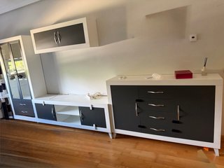 Mueble de salón blanco y negro