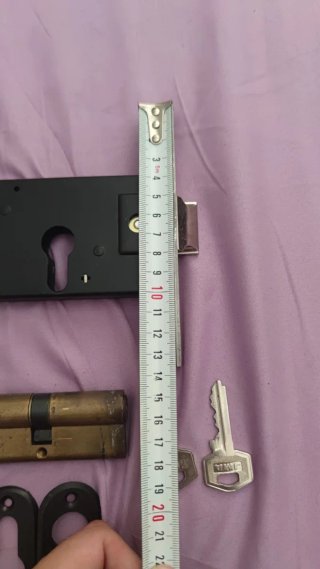Cerradura de puerta con cilindro y llaves