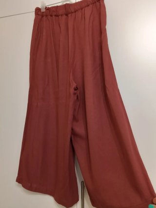 Pantalón ancho rojo con cinturón