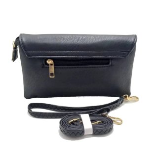 Bolso bandolera negro con detalles dorados