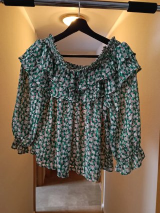 Blusa verde y rosa con volantes.