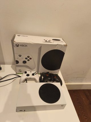 Xbox Series S Blanca + 2 Mando
