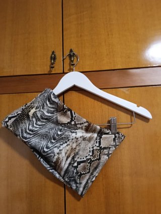 Braga cuello estampado serpiente