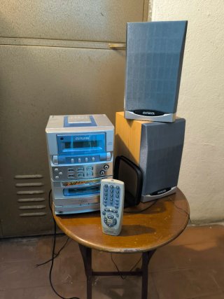 Equipo de música Aiwa con mando