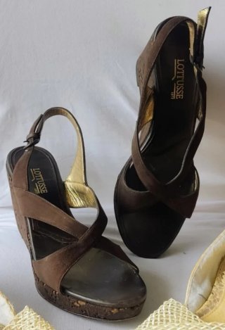 Sandalias Lotusse Ante Marrón + Falda Estampada S
