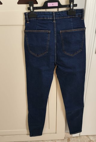 Pantalones vaqueros ZARA.
