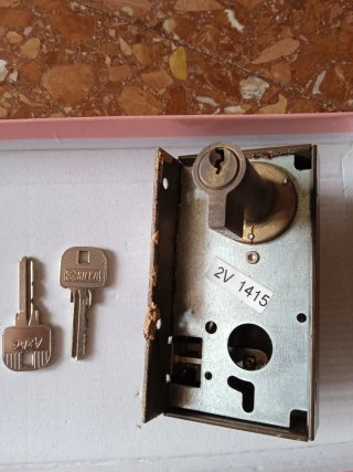 Cerradura Yale Marrón con Llave