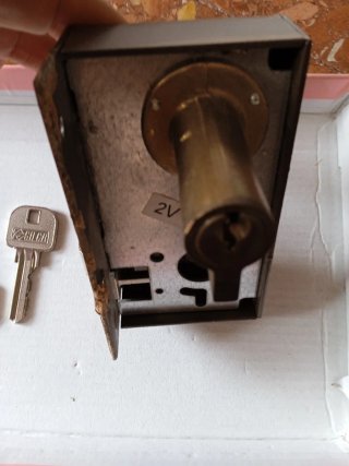 Cerradura Yale Marrón con Llave