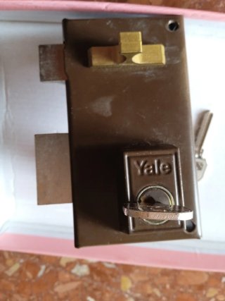 Cerradura Yale Marrón con Llave