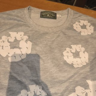 Conjunto gris con estampado blanco