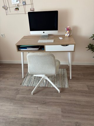 Silla de escritorio beige y blanca
