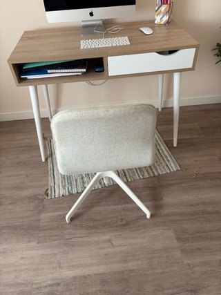 Silla de escritorio beige y blanca