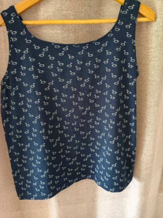 Camiseta tirantes azul con cisnes