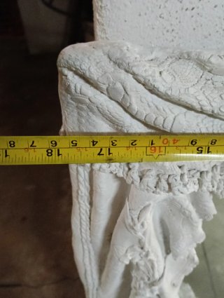 Specchiera classica con cornice decorata, stucco