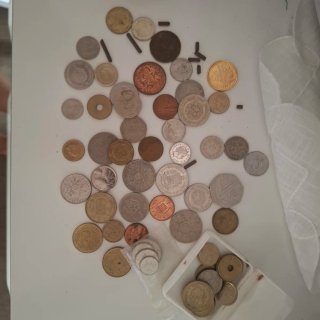 Caja de monedas extranjeras y pesetas