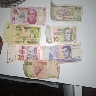 Caja de monedas y 5 billetes  extranjeras y peseta