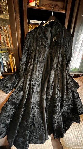 Elegante abrigo negro de lujo