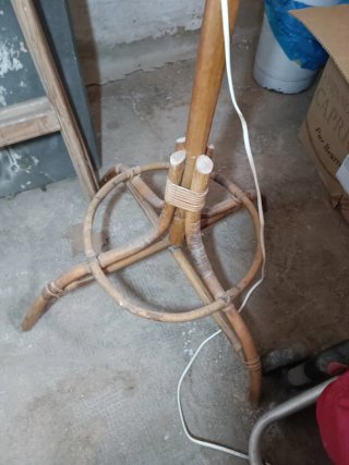 Lámpara de pie de mimbre y bambú