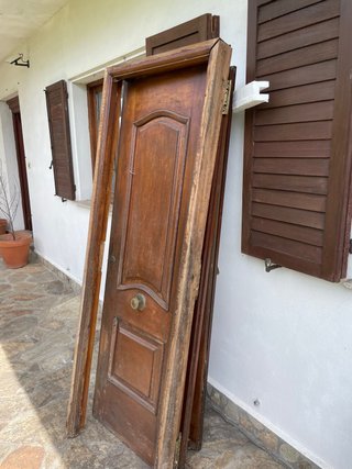 Se regala Puerta exterior de madera con marco