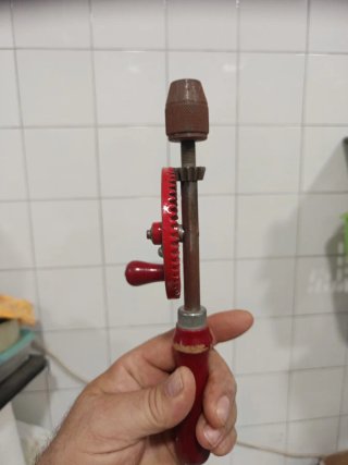 Taladro de mano vintage rojo