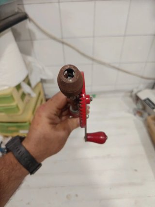 Taladro de mano vintage rojo