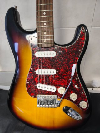 Guitarra Eléctrica Fender Squier con Funda y Ampli