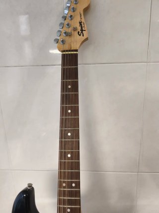 Guitarra Eléctrica Fender Squier con Funda y Ampli
