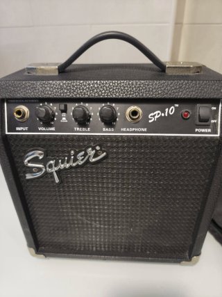Guitarra Eléctrica Fender Squier con Funda y Ampli