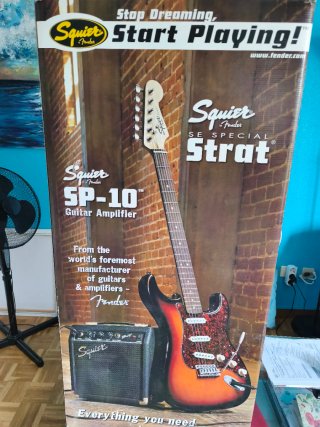 Guitarra Eléctrica Fender Squier con Funda y Ampli