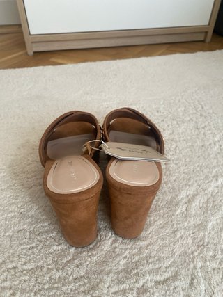 Sandalias cuña Sfera tachuelas