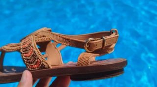 Sandalias marrones y rosas