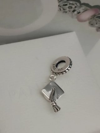 Charm Graduación Pandora Plata