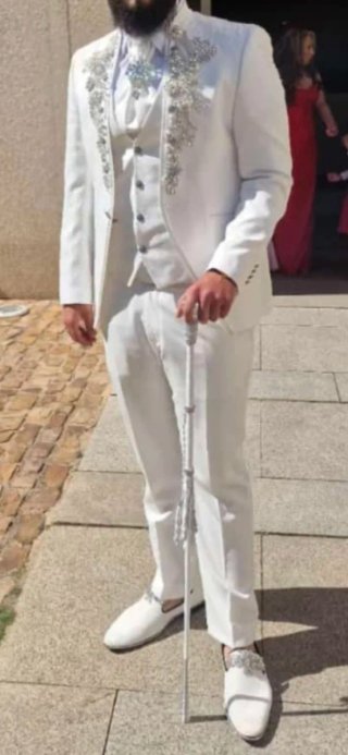 Traje de novio blanco con pedrería