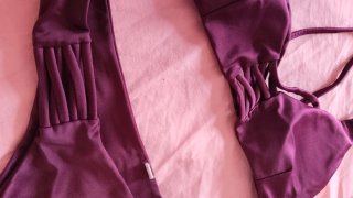 Bikini morado con tiras cruzadas