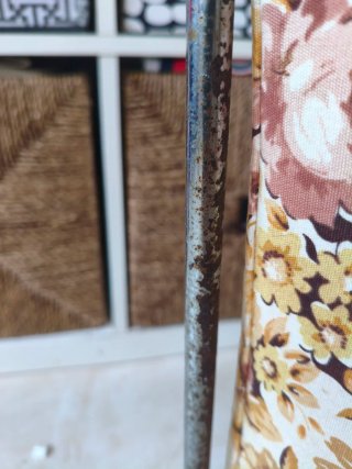 Cesto de ropa vintage floral