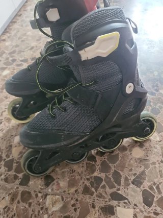 Patines en línea negros y grises