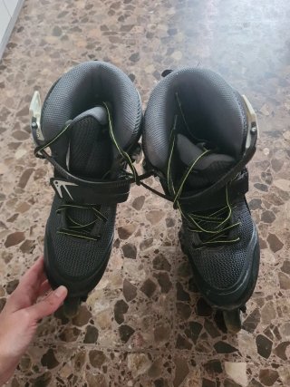 Patines en línea negros y grises