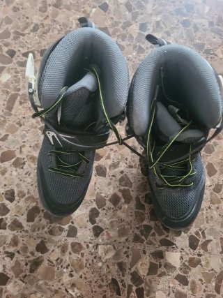 Patines en línea negros y grises