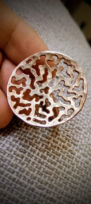 Anello in metallo intagliato di artigianato greco