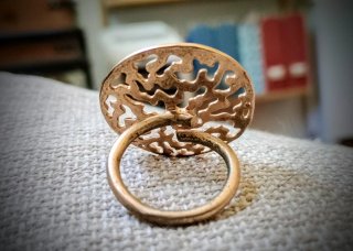 Anello in metallo intagliato di artigianato greco