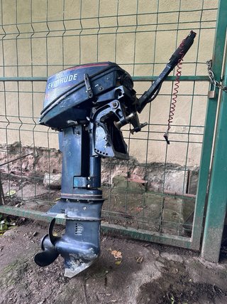 Motor fueraborda 15 CV evinrude.