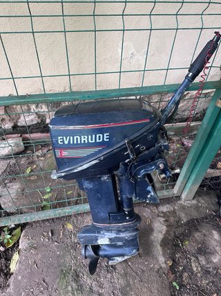 Motor fueraborda 15 CV evinrude.