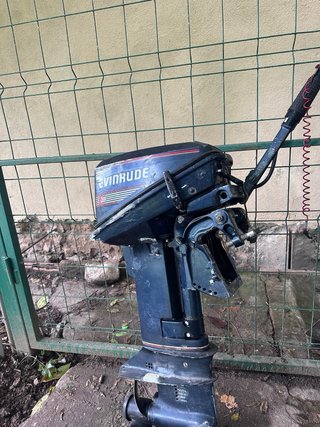 Motor fueraborda 15 CV evinrude.